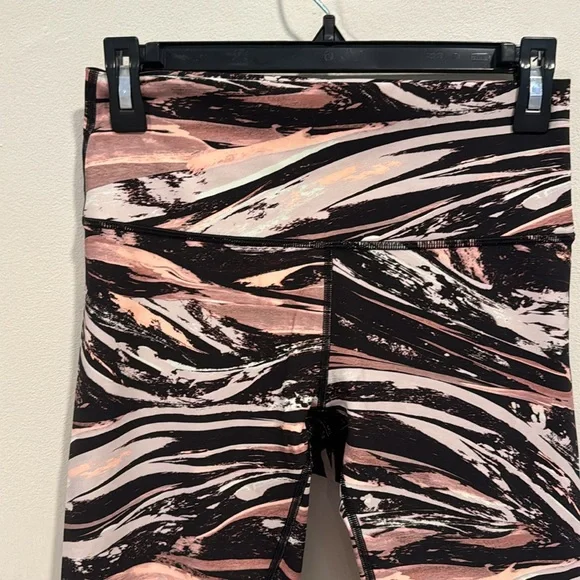 LULULEMON Wave Pattern Legging in Pink, Gray, and Black sz 8 EUC - Picture 3 of 6